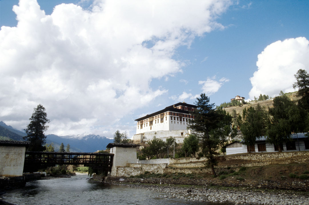 b_617m paro.jpg - Bhoutan - Jomolhari, entre Drukgyel Dzong et le 1er bivouac le pont ancien sur la "paro chu", dominé par le dzong